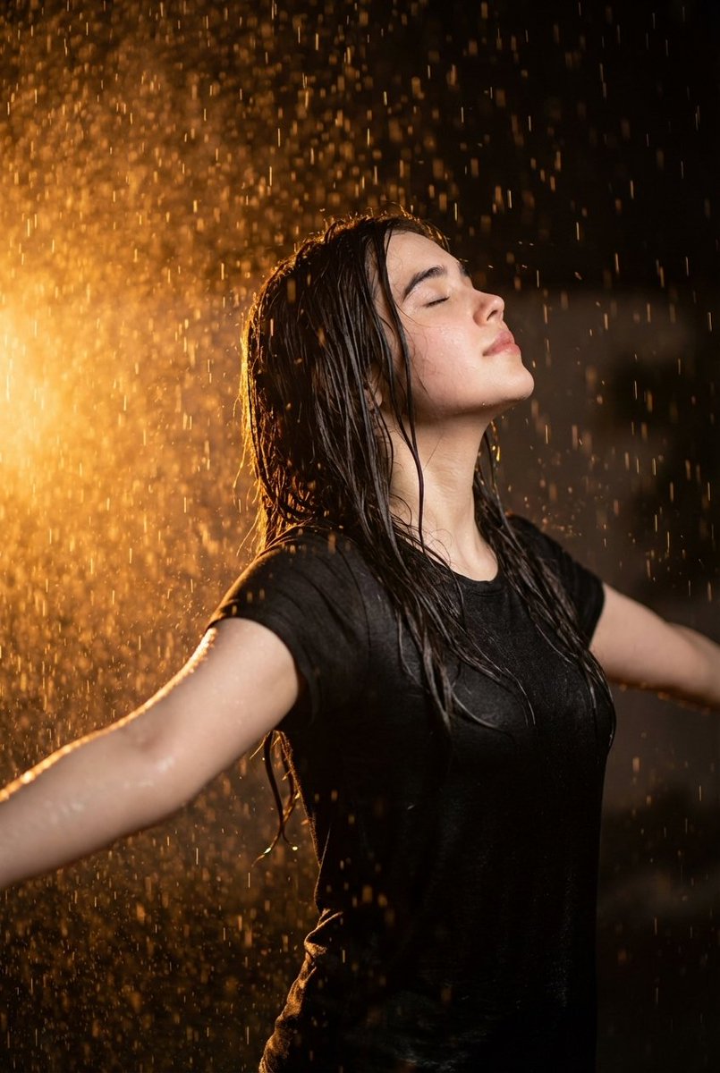 夜间大雨中女人的电影肖像 生成效果示例