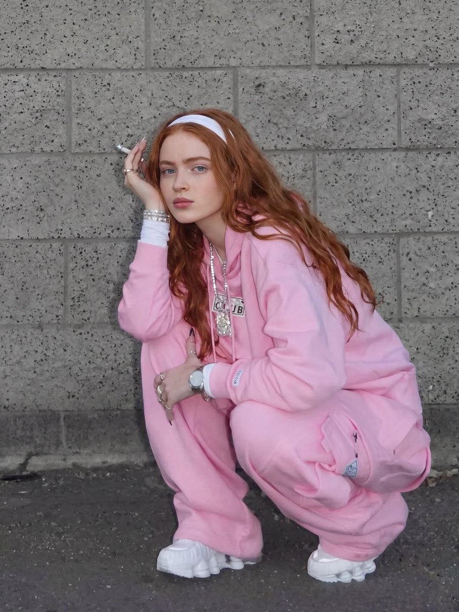 Sadie Sink 都市时尚肖像提示 生成效果示例