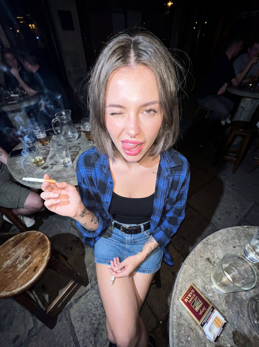 Y2K Grunge 闪光摄影人像（详细） 生成效果示例