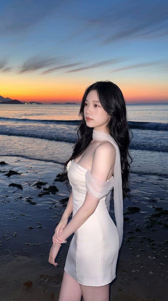 东亚女人海滩肖像 生成效果示例