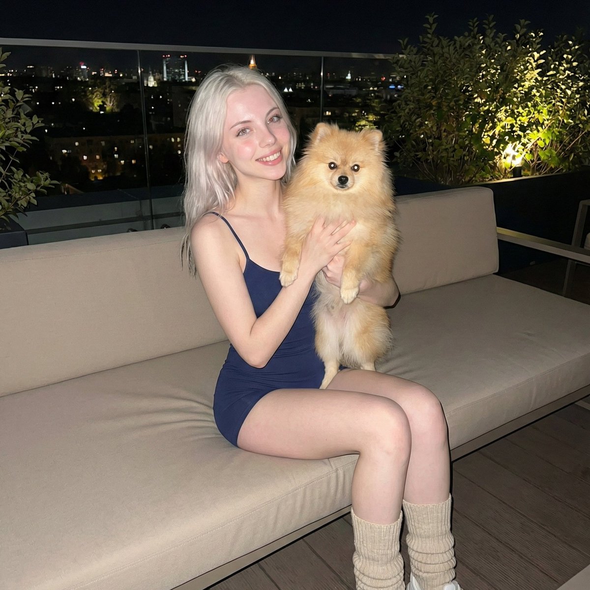 持有博美犬的女人的逼真肖像（iPhone 风格） 生成效果示例