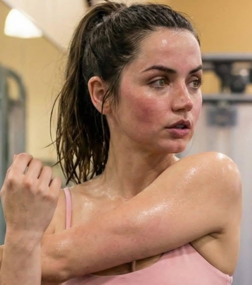 Ana de Armas 在健身房肖像中筋疲力尽 生成效果示例