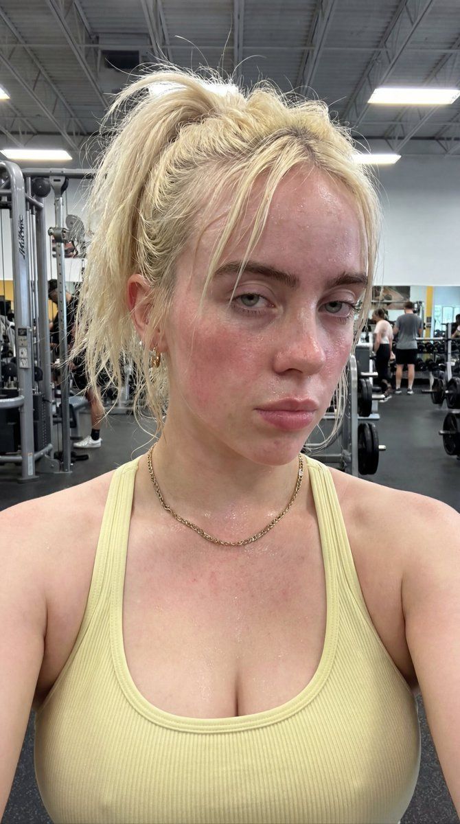 Ana de Armas 锻炼后健身房自拍肖像生成效果示例