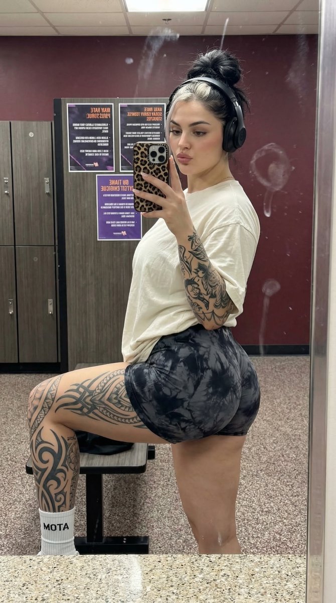 运动女性锻炼后对着纹身的镜子自拍 生成效果示例