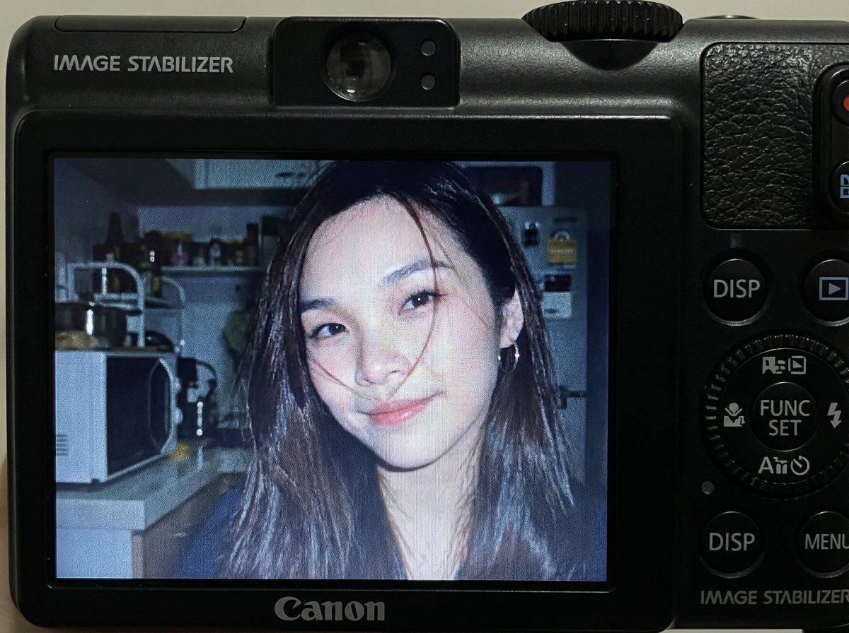 紧凑型数码相机一位年轻女子的屏幕快照 生成效果示例