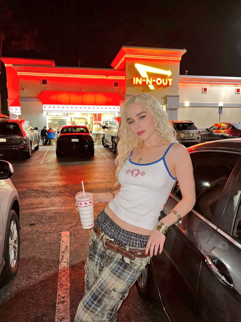 艾米莉亚·克拉克 (Emilia Clarke) 在 In-N-Out 的 Y2K 夜间照片 生成效果示例