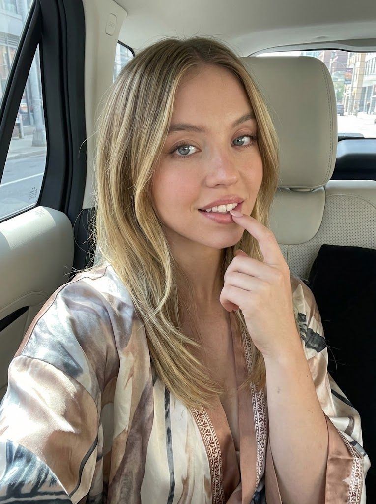 Sydney Sweeney 汽车自拍提示 生成效果示例