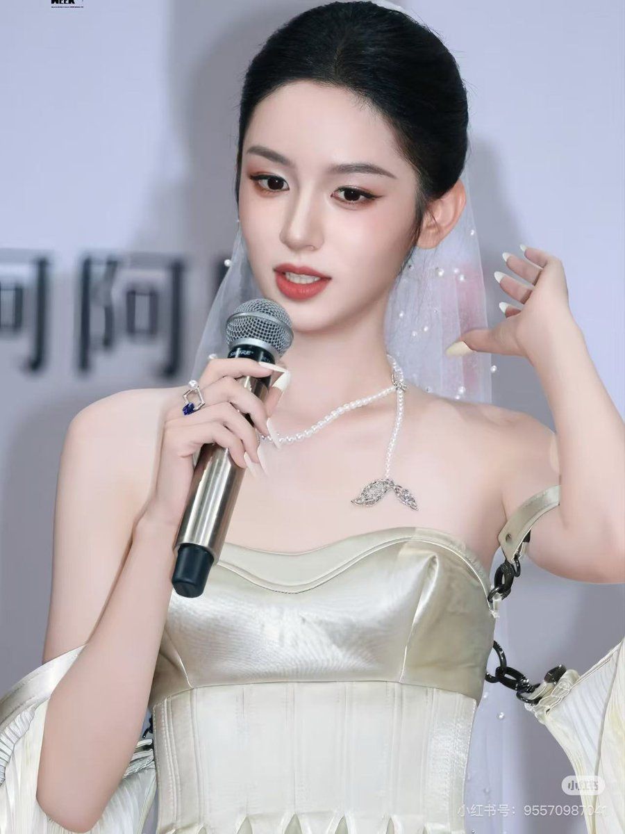 9-Grid K-Pop 偶像照片卡风格提示（JSON） 生成效果示例