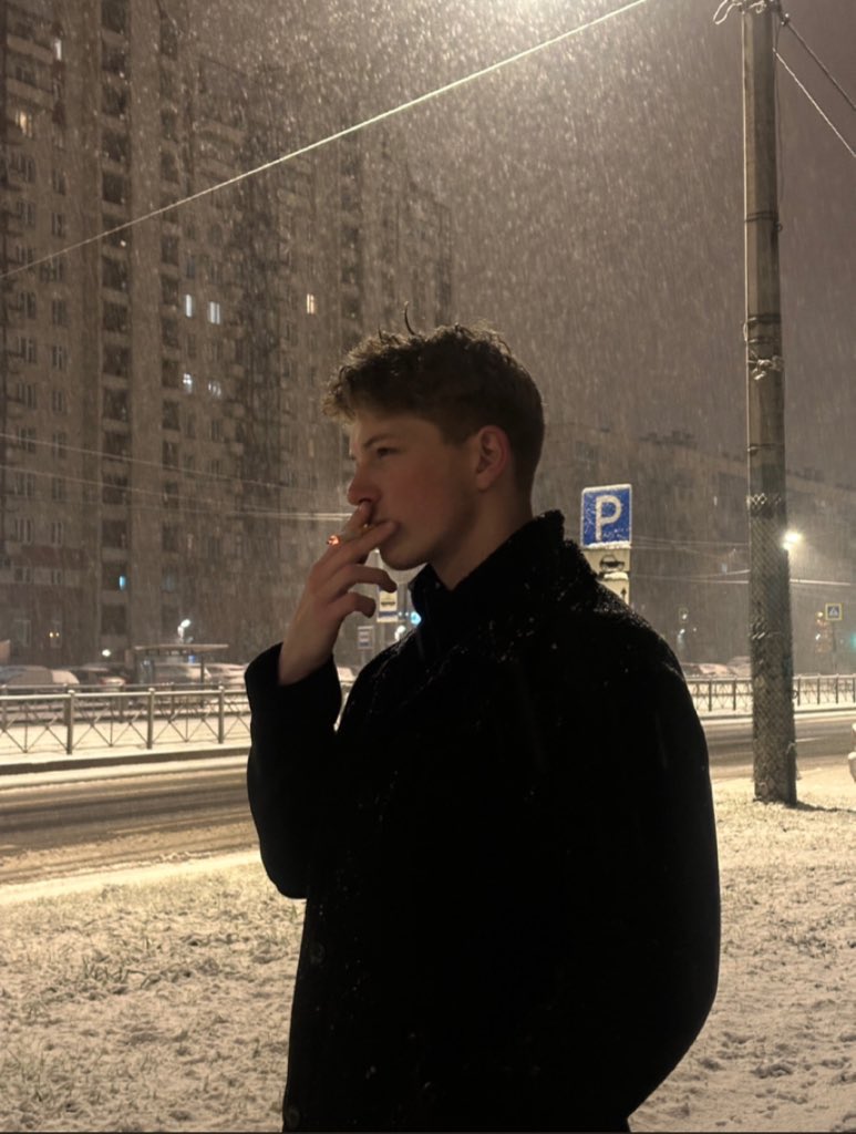 雪中吸烟男子的逼真夜间肖像 生成效果示例