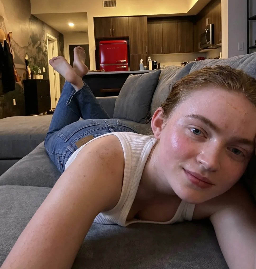 Sadie Sink 在现代公寓拍摄照片 生成效果示例
