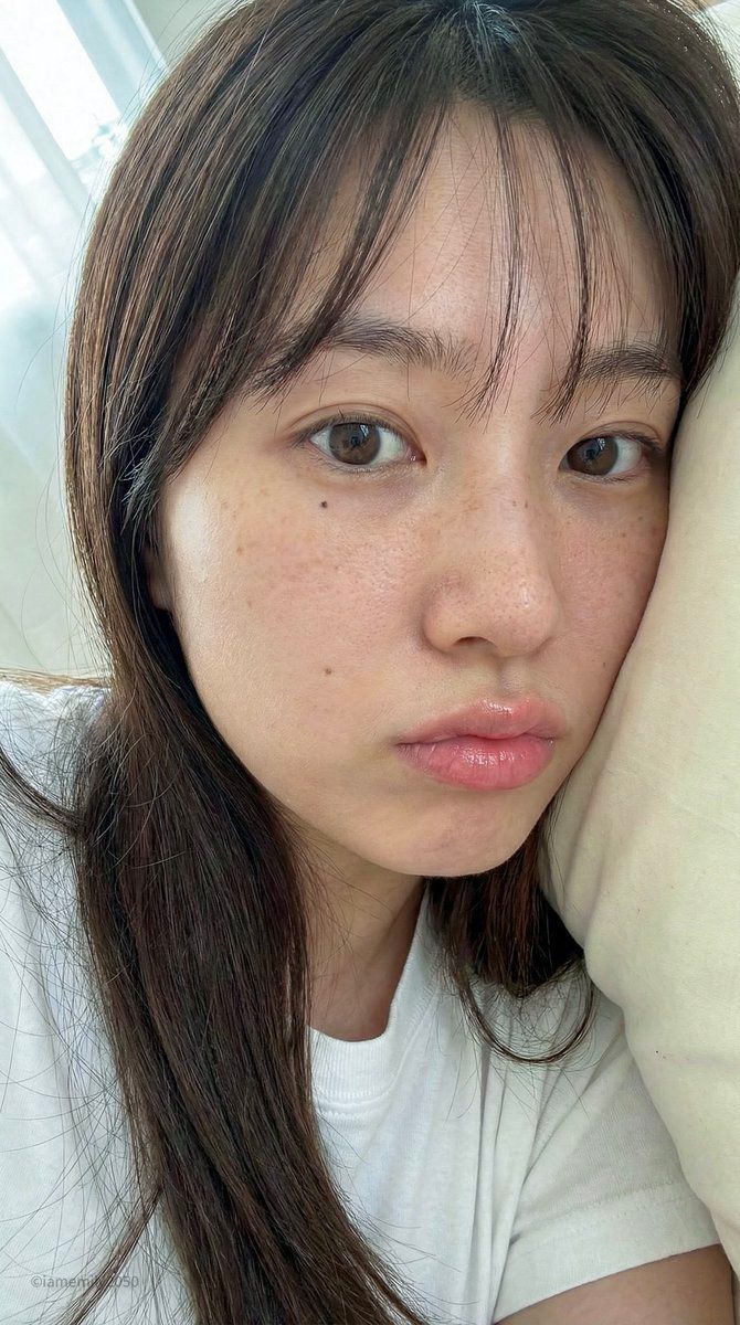 睡在枕头上的女人的极端特写肖像 生成效果示例