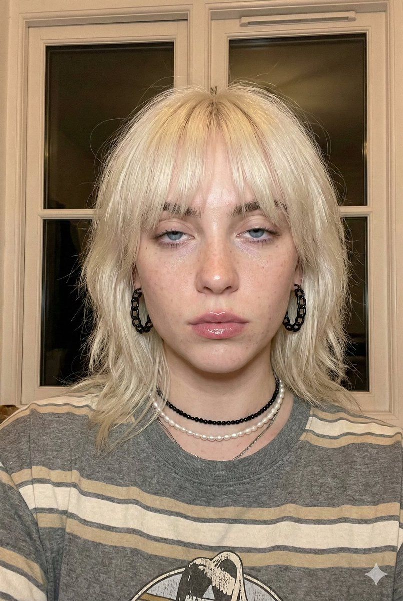 逼真的 Billie Eilish 自拍照（金发时代） 生成效果示例