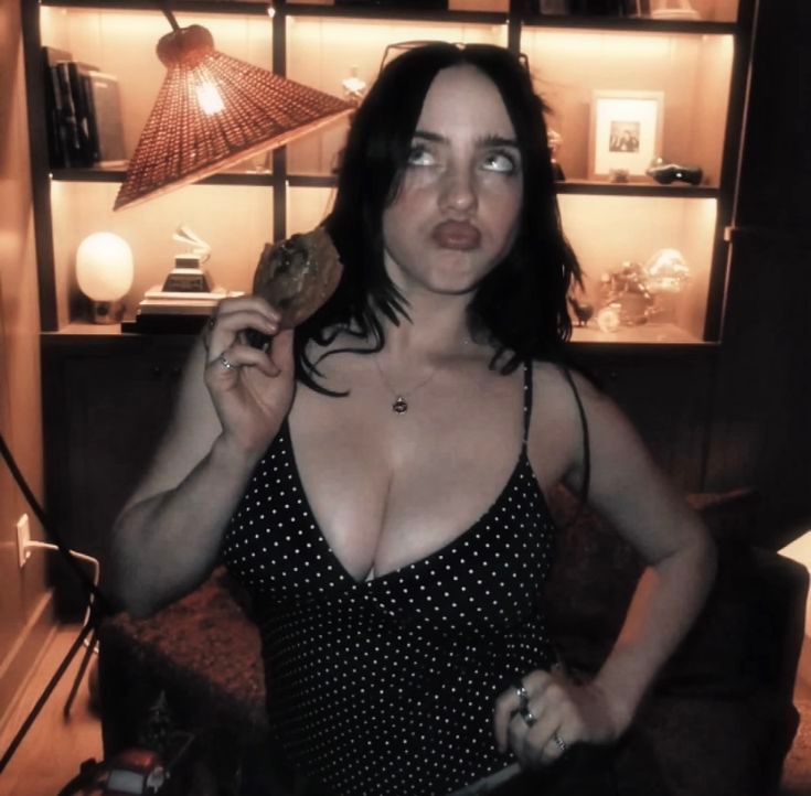 Billie Eilish 启发的棕褐色坦率肖像 生成效果示例