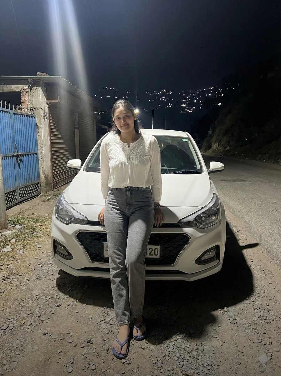 高对比度夜间人像提示（汽车）生成效果示例
