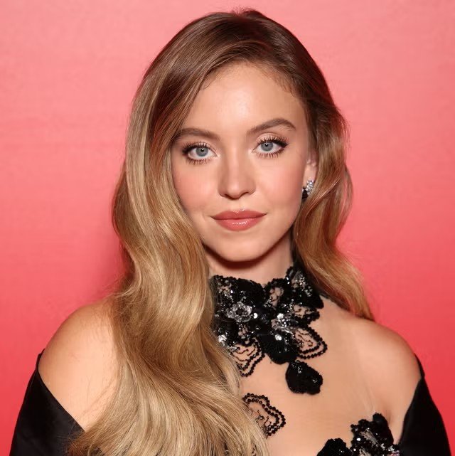 Sydney Sweeney 蕾丝领红地毯肖像 生成效果示例