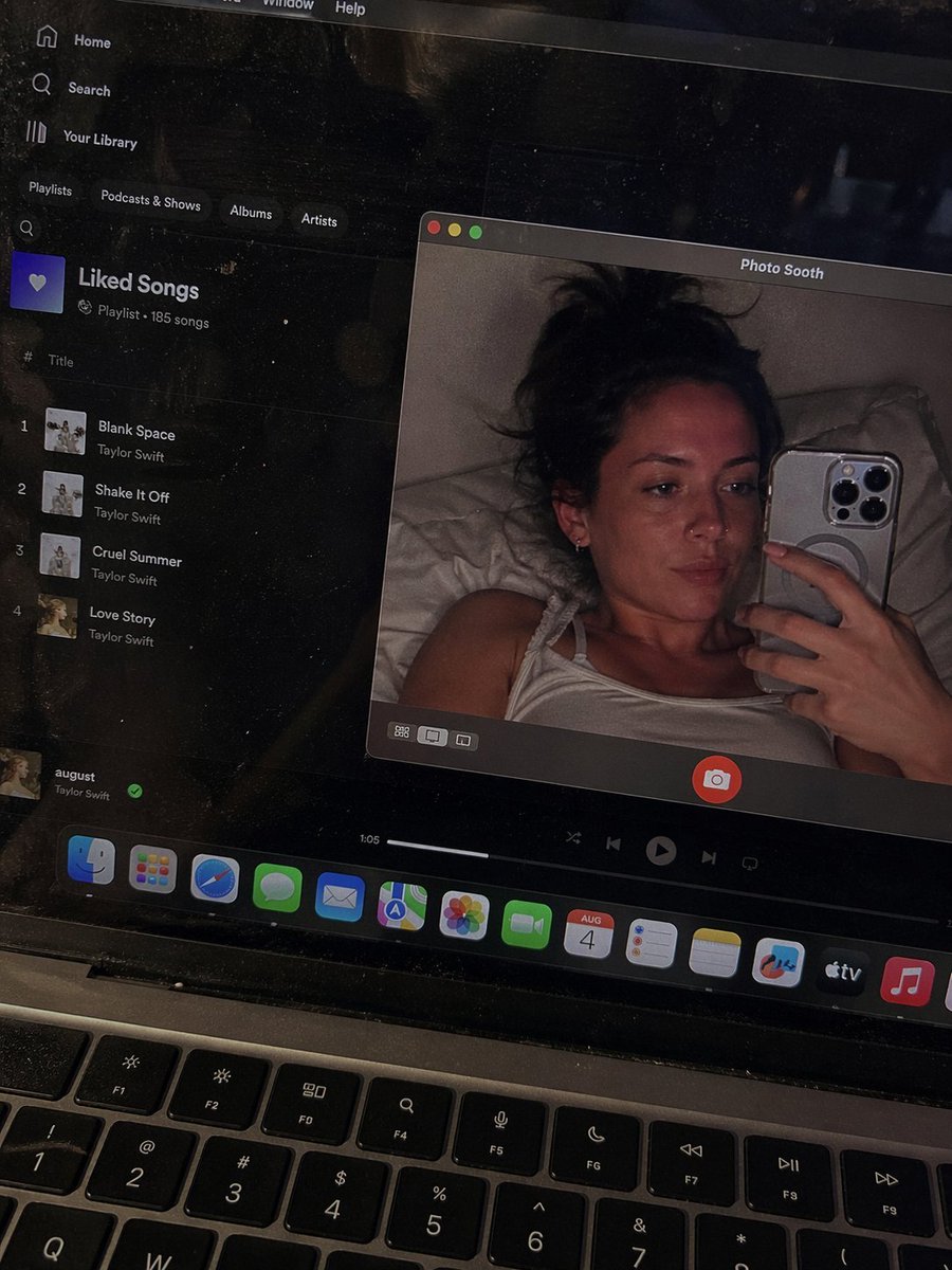 逼真的 MacBook 屏幕 POV 生成效果示例
