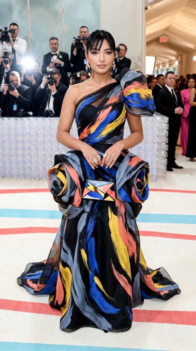Met Gala 前卫时装 生成效果示例