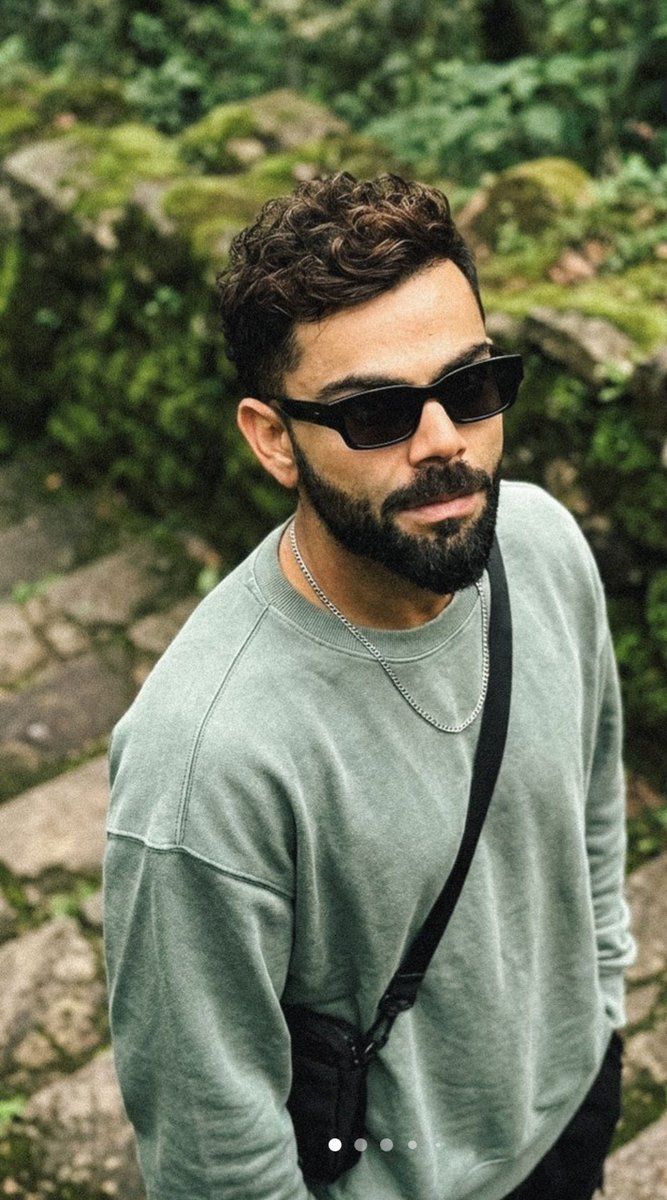 超现实坦率户外生活方式肖像 (Virat Kohli) 生成效果示例