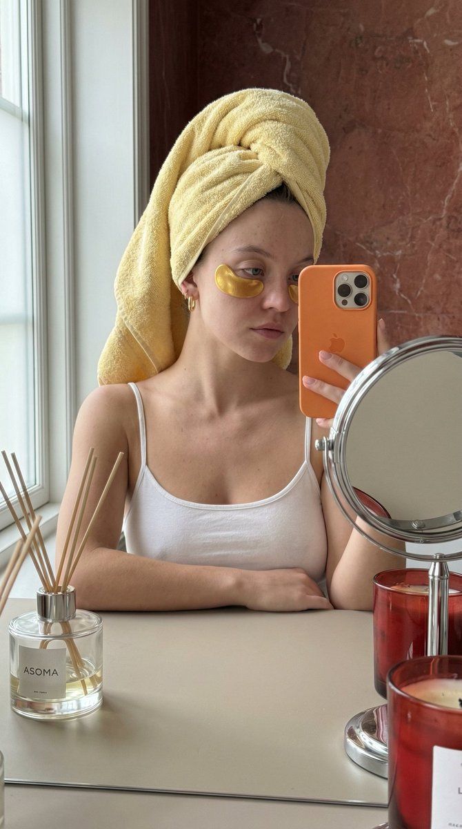 斯堪的纳维亚极简镜子自拍提示 (Ana de Armas) 生成效果示例