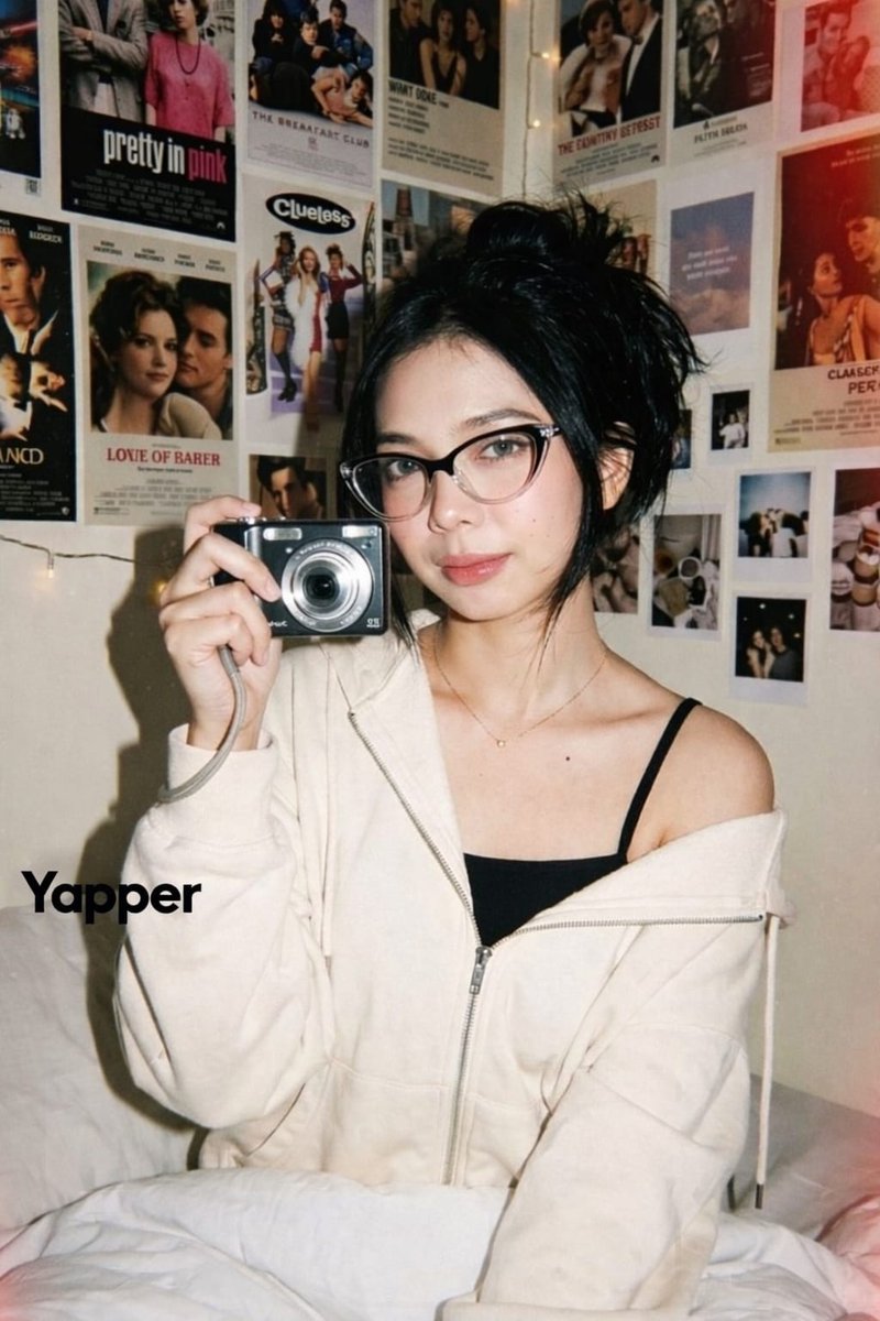 Y2K 数码相机拍摄的年轻女子肖像 生成效果示例
